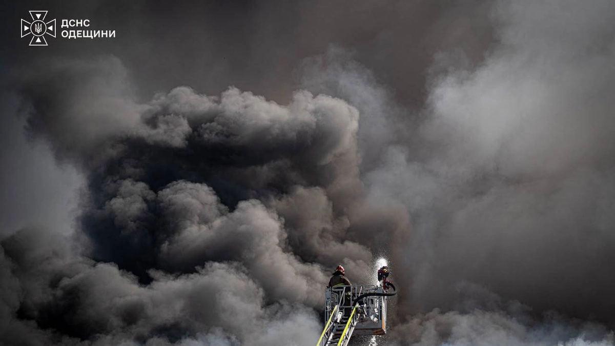 Russian strikes on warehouses in Odesa Oblast cause major fires, killing 1 and injuring 2 – photos