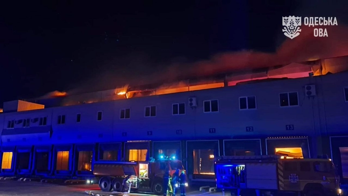 Russia attacks supermarket warehouses in Odesa Oblast overnight, sparking large fire – photos