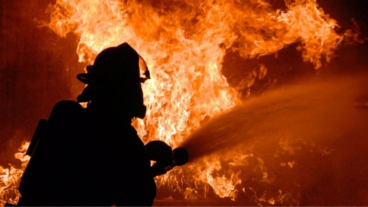 Russian attacks cause fires at industrial zone, car service station and house in Kyiv Oblast – video