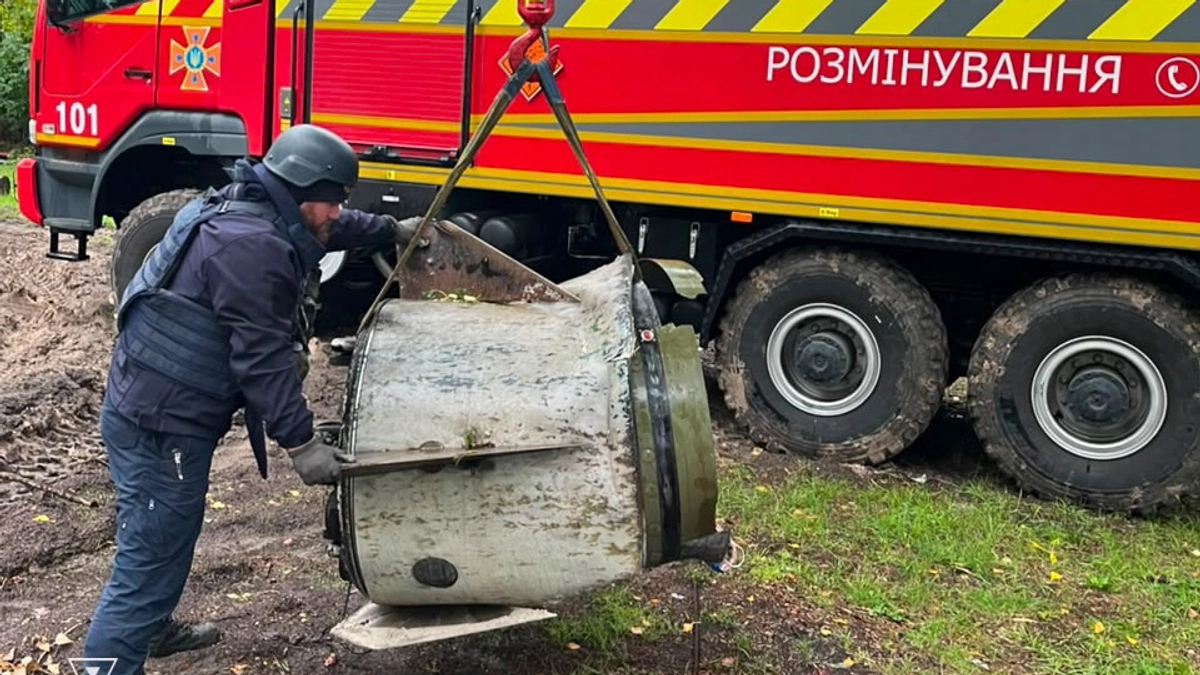 Iskander-M missile debris found in Kyiv following Russian attack and removed by bomb disposal experts