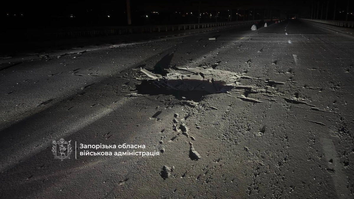 Russia strikes bridge in Zaporizhzhia: five injured – photo